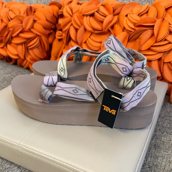 ❣️🆕Teva Flatform Universal Sunscape Sandals in Waterless Neutral Shade❣️ - Picture 5 of 10